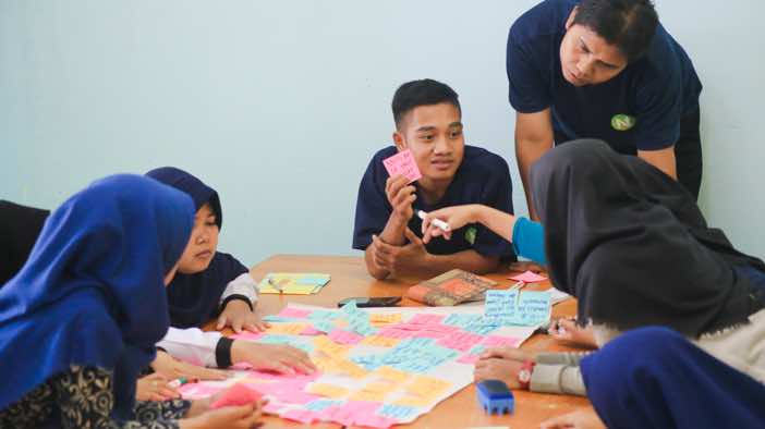 Students planning with post it notes